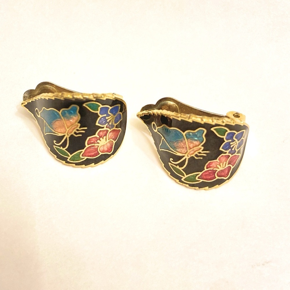 Feminine Vintage Gold Leaf-Style Black Cloisonné Clip On Earrings.